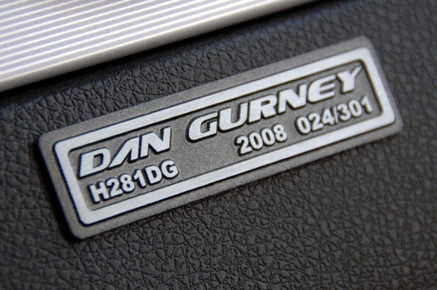 Логотип Saleen S281 Gurney Signature Edition 2008 года  (фото 4 из 35)
